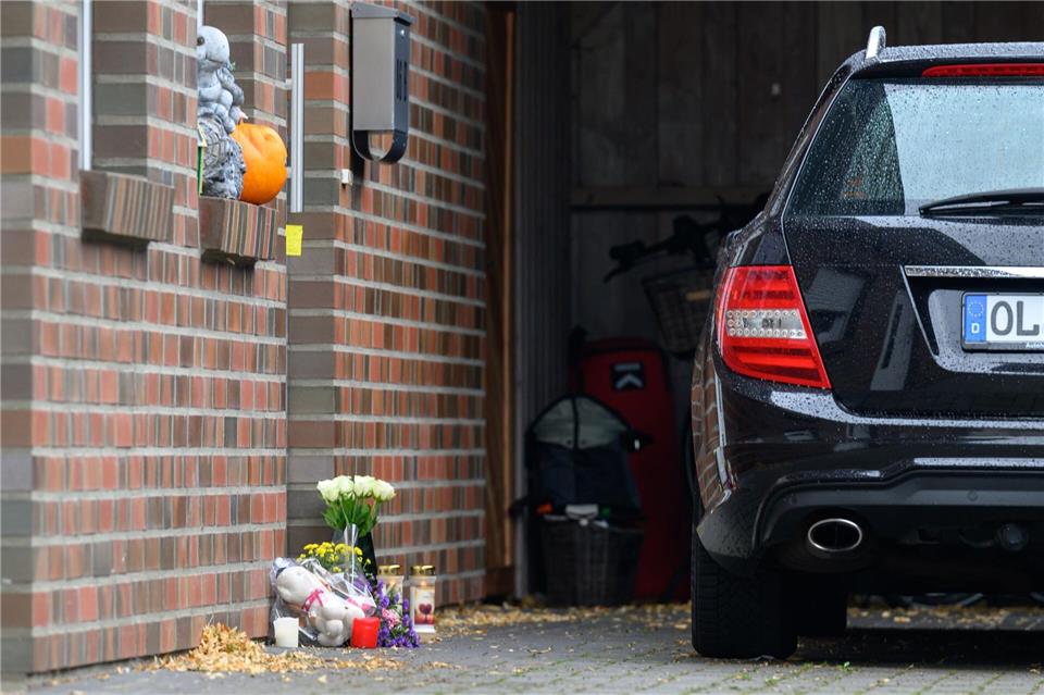 Gewalttat mit vier Toten - Gedenkminute auf Kramermarkt Die Gewalttat mit vier Toten in Oldenburg sorgt für Trauer und Bestürzung. Izabella Mittwollen/dpa
