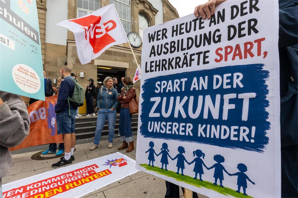 Die Gewerkschaft Erziehung und Wissenschaft (GEW) Hessen kritisiert die Reformpläne der Landesregierung. Christian Lademann/dpa