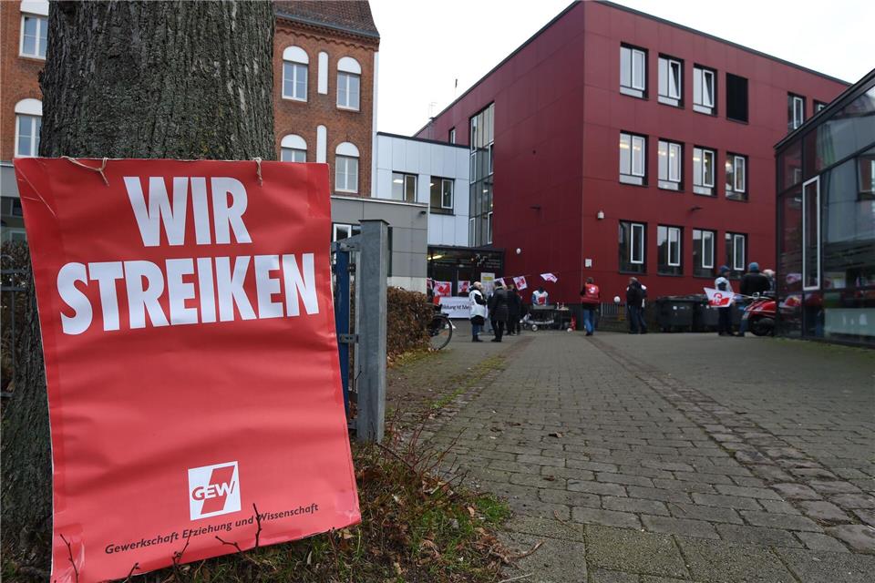 Die Gewerkschaft Erziehung und Wissenschaft (GEW) hat zu ganztägigen Warnstreik an Schulen in Bremen aufgerufen. (Archivbild)Carmen Jaspersen/dpa