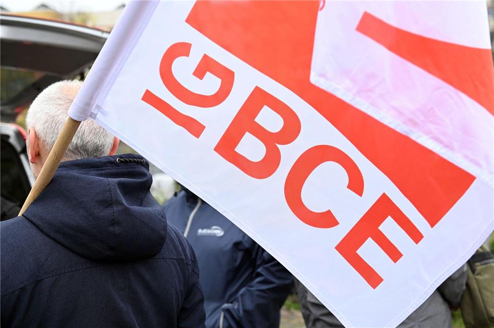 Die Gewerkschaft IG BCE kämpft um den Erhalt der Arbeitsplätze bei Biontech. (Symbolbild)Michael Bahlo/dpa