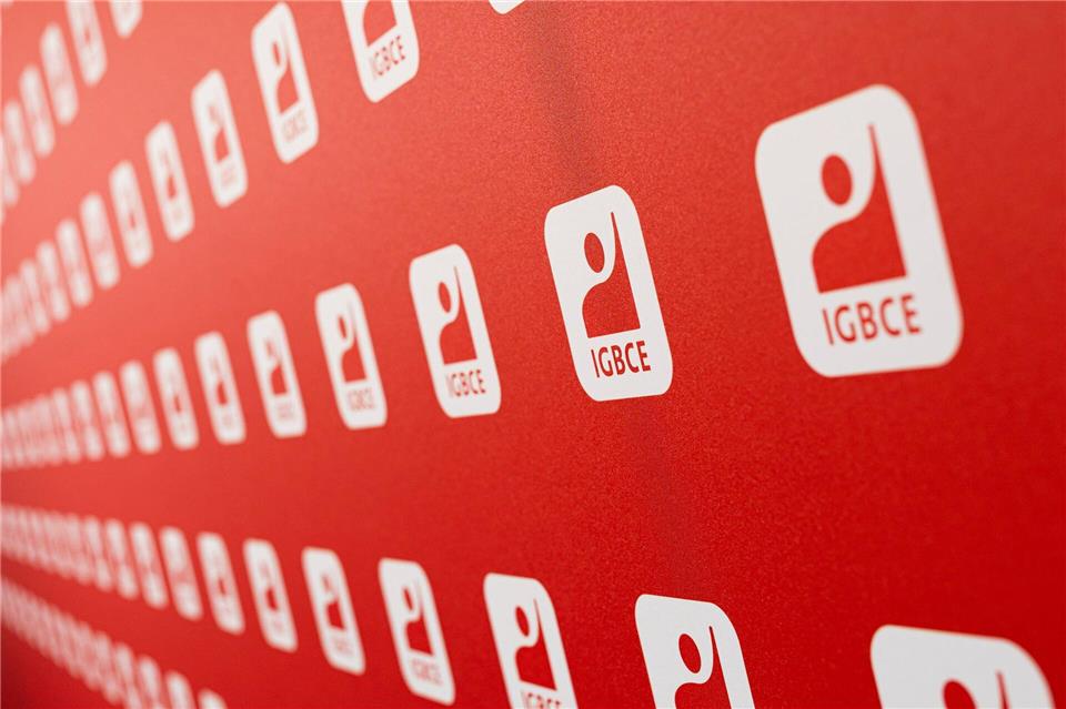 Die Gewerkschaft IG BCE pocht auf verbindliche Regelungen zur Beschäftigungssicherung. (Archivbild)Michael Matthey/dpa