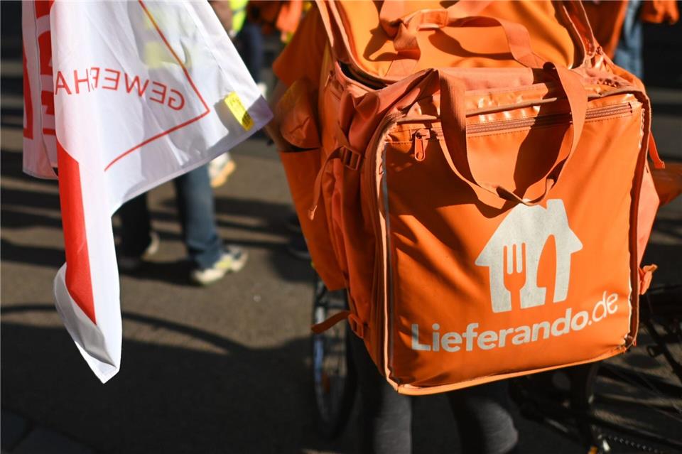 Lieferando baut rund 2.000 Fahrerstellen ab Die Gewerkschaft NGG kämpt seit Jahren für einen Tarifvertrag und einen Mindestlohn bei Lieferando.(Archivbild)Robert Michael/dpa