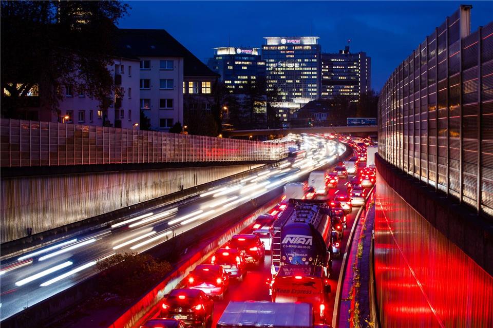Die Gewerkschaft Verdi hat Beschäftigte der Autobahn-Tunnelleitzentralen in NRW zu Warnstreiks aufgerufen.  Marcel Kusch/dpa