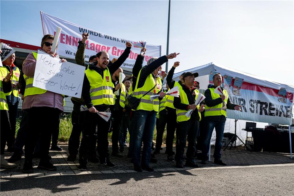 Die Gewerkschaft Verdi hat Beschäftigte im Großhandel in Berlin und Brandenburg zu einem Warnstreik aufgerufen - auch im Penny-Logistikzentrum Ost in Großbeeren.Fabian Sommer/dpa