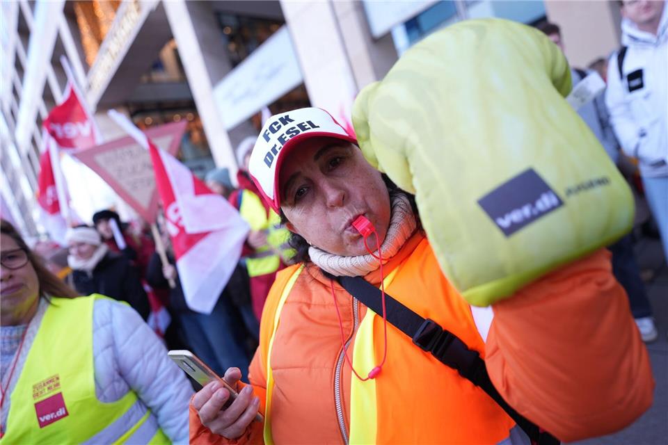 Die Gewerkschaft Verdi hat Beschäftigte im öffentlichen Dienst in Hamburg für Mittwoch zu einem Warnstreik aufgerufen. (Archivbild)Marcus Brandt/dpa