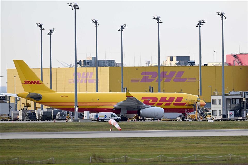 Die Gewerkschaft Verdi hat die Beschäftigten des DHL-Frachtdrehkreuzes in Leipzig zum dreitägigen Streik aufgerufen. (Archiv-Symbolfoto)Hendrik Schmidt/dpa