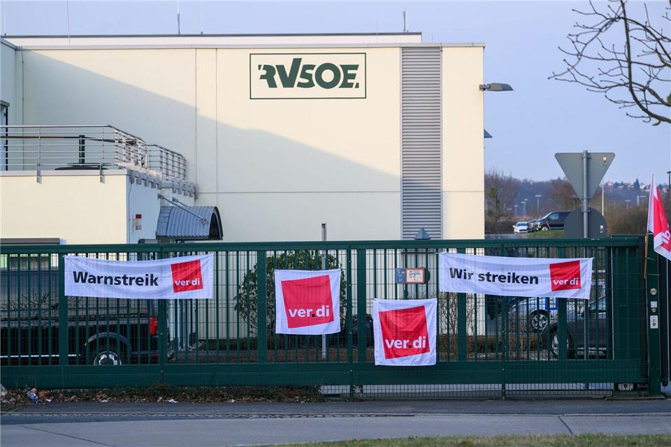 Die Gewerkschaft Verdi hat die Mitarbeiter der Regionalverkehr Sächsische Schweiz-Osterzgebirge GmbH (RVSOE) zum Warnstreik aufgerufen.Robert Michael/dpa