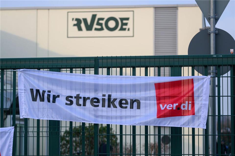 Die Gewerkschaft Verdi hat ihre Warnstreiks im öffentlichen Nahverkehr von Sachsen fortgesetzt. (Archivbild)Robert Michael/dpa