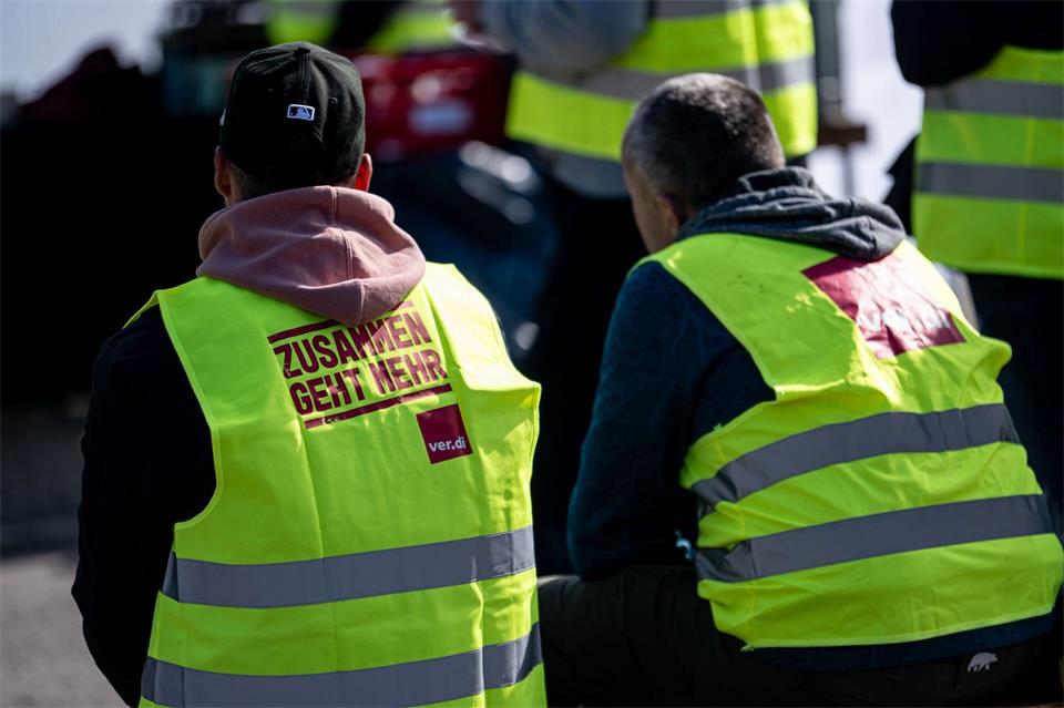 Die Gewerkschaft Verdi hat in den vergangenen Wochen mehrmals zu Warnstreiks im Hande in Berlin und Brandenburg aufgerufen. (Archivbild)Fabian Sommer/dpa