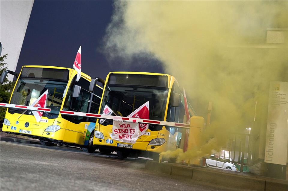 Die Gewerkschaft Verdi hat in der laufenden Tarifrunde erstmals zu Warnstreiks im Berliner Nahverkehr aufgerufen. (Archivbild)Michael Ukas/dpa