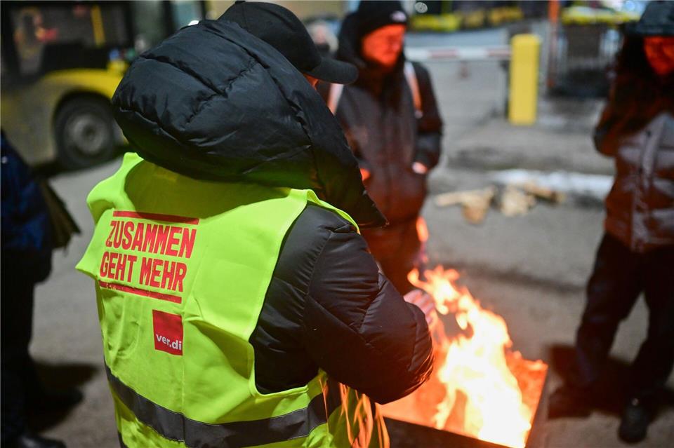 Die Gewerkschaft Verdi hat zum zweiten Warnstreik im Berliner Nahverkehr im Tarifstreit mit den Berliner Verkehrsbetrieben aufgerufen. (Archivbild)Sebastian Gollnow/dpa