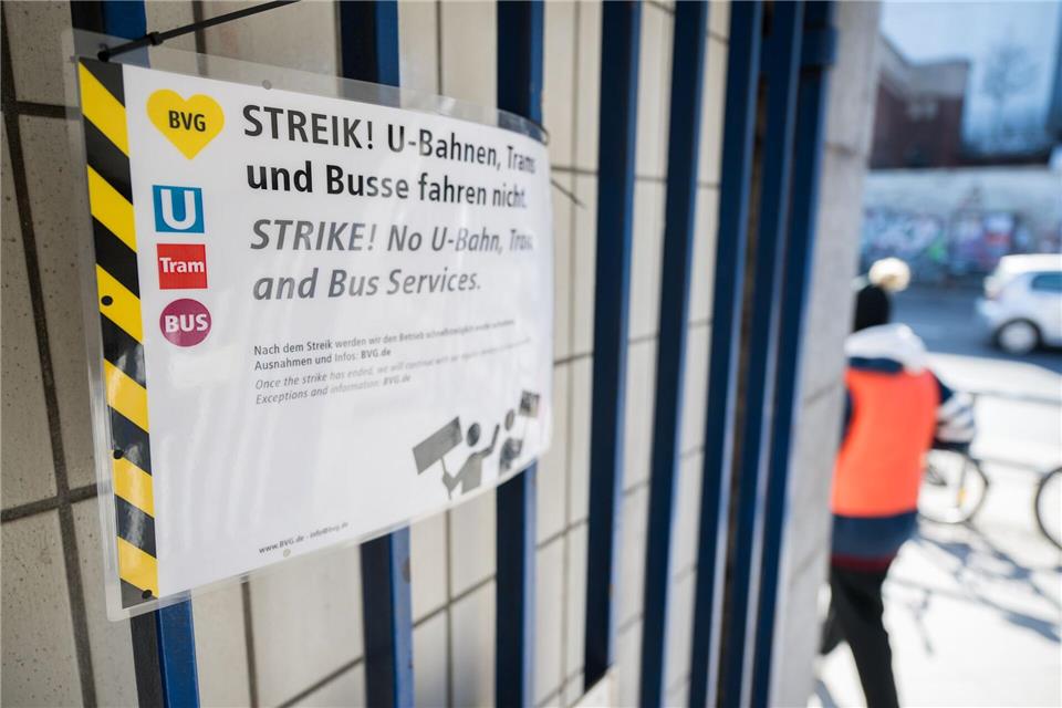 Die Gewerkschaft Verdi hat zum zweiten Warnstreik im Berliner Nahverkehr im Tarifstreit mit den Berliner Verkehrsbetrieben aufgerufen. (Archivbild)Sebastian Gollnow/dpa