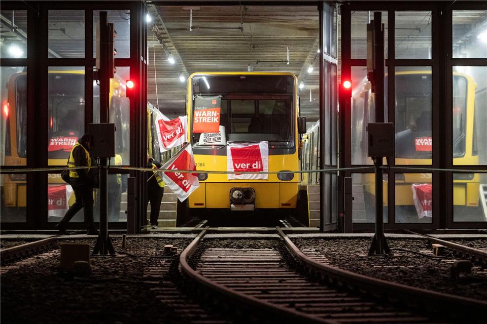 Die Gewerkschaft Verdi rechnet nach dem Warnstreik zum Wochenbeginn aktuell nicht mit neuen Ausständen – ganz vom Tisch ist das Thema aber noch nicht.Marijan Murat/dpa