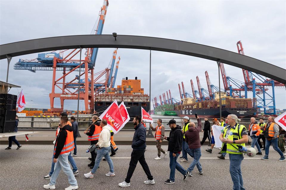 Die Gewerkschaft Verdi ruft wieder zu Warnstreiks an Seehäfen auf. (Archivbild)Ulrich Perrey/dpa