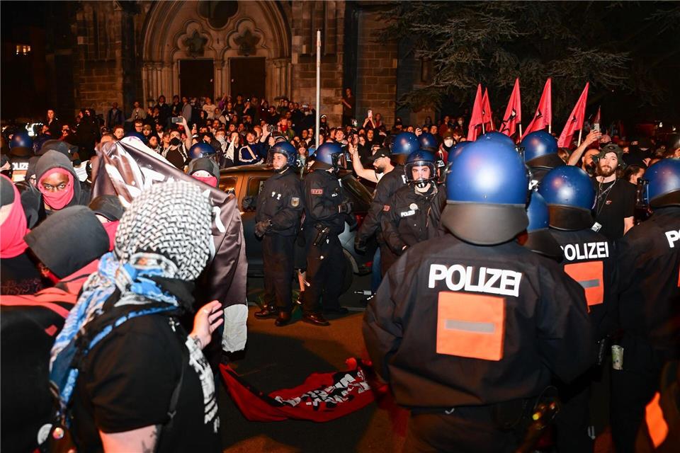 Die Gewerkschaft der Polizei spricht nach der Demonstration am Abend des 1. Mai in Berlin-Kreuzberg von einer gemischten Bilanz. Sebastian Christoph Gollnow/dpa
