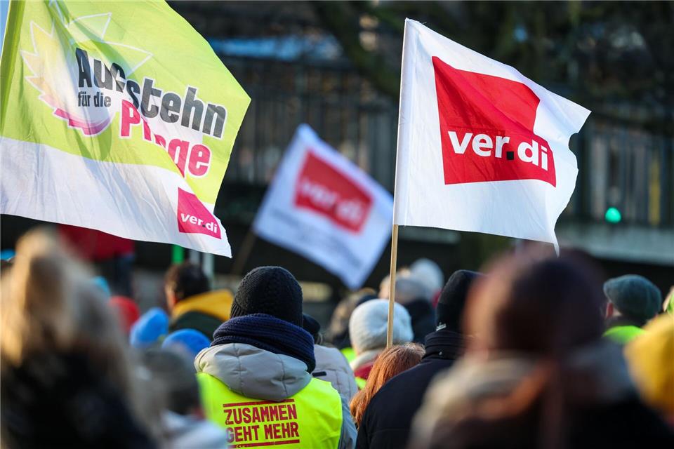 Die Gewerkschaft fordert sieben Prozent mehr Gehalt, mindestens aber 300 Euro mehr im Monat.Christoph Reichwein/dpa