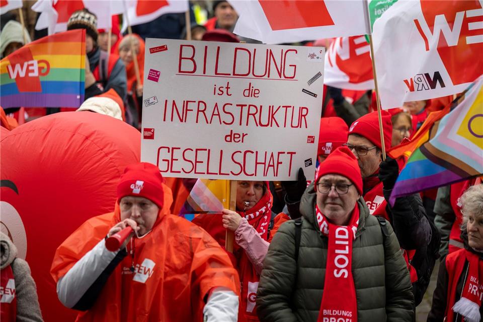 Die Gewerkschaften haben zu Warnstreiks unter anderem an Schulen in NRW aufgerufen. Thomas Banneyer/dpa