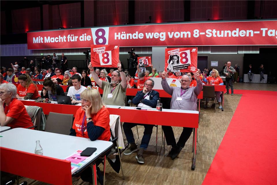 Die Gewerkschaften wollen den Acht-Stunden-Tag verteidigen. (Archivbild)Bernd von Jutrczenka/dpa