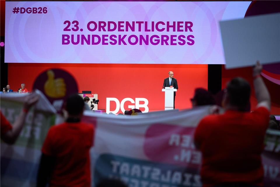 Die Gewerkschafter bereiten dem Kanzler einen eiskalten Empfang.Bernd von Jutrczenka/dpa