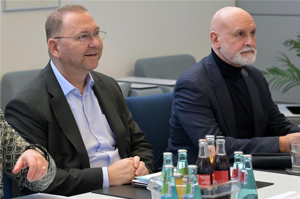 Die Gewerkschaftsvorsitzenden Frank Werneke (Verdi, links) und Volker Geyer (dbb) bereiten auf wachsende Warnstreiks vor. Michael Bahlo/dpa