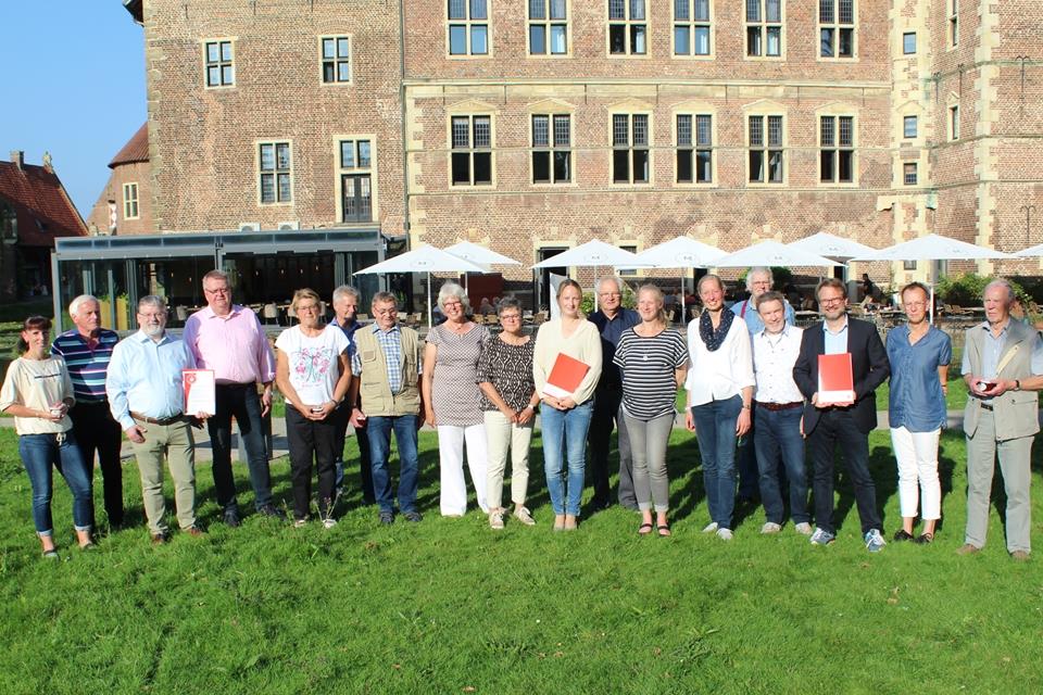 Die Gewinner des Ehrenamtspreises 2020 und 2021 vor der Kulisse des Schlosses.
