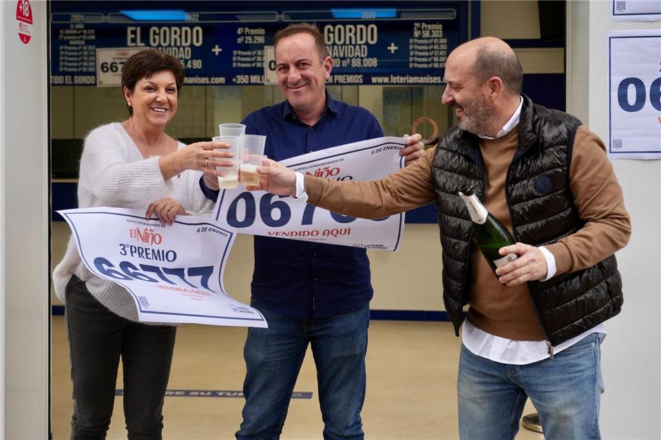 Die Gewinner in Spanien feiern ihr Glück am Dreikönigstag. (Archivbild)Eduardo Manzana/EUROPA PRESS/dpa