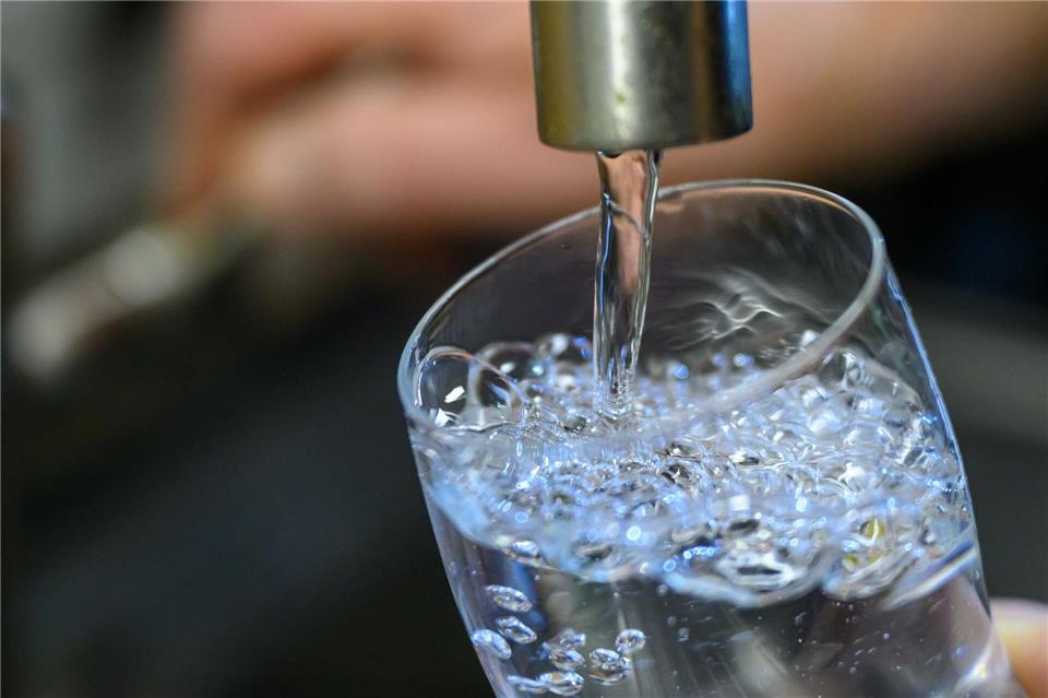 Die Gewinnung von Trinkwasser erfolgt meist aus tieferen Grundwasserschichten. (Symbolbild)Hendrik Schmidt/dpa