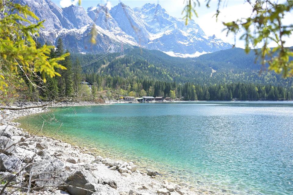 Die Gipfel des Wettersteingebirges bei Garmisch-Partenkirchen sind noch verschneit, doch in den Tälern wird es bis Freitag zunehmend wärmer. Malin Wunderlich/dpa