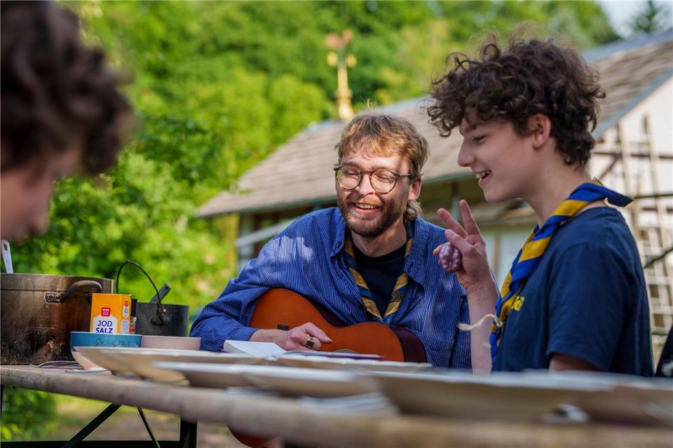 Die Gitarre gehört bei den Pfadfindern dazu. Andreas Arnold/dpa