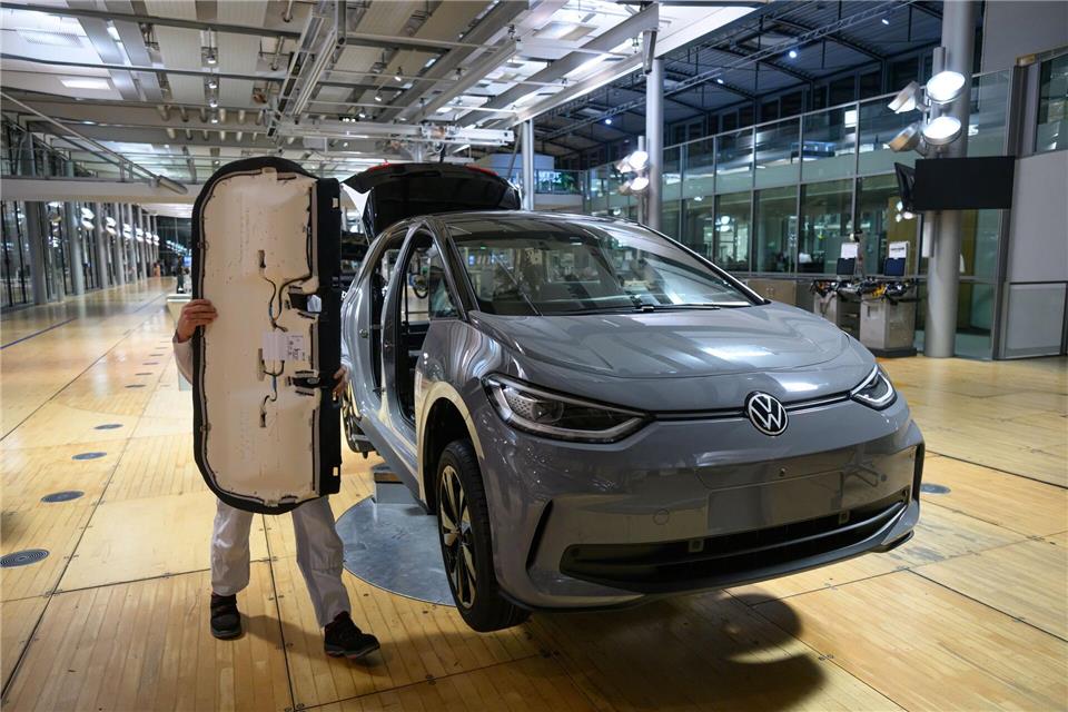 Die Gläserne Manufaktur von VW empfängt ab Donnerstag wieder Besucher zu Führungen im künftigen Innovationscampus (Archivbild). Robert Michael/dpa