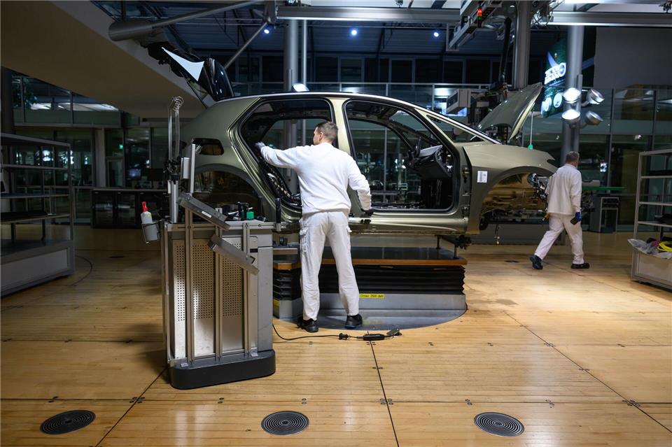 Die Gläserne Manufaktur von VW empfängt ab Donnerstag wieder Besucher zu Führungen im künftigen Innovationscampus (Archivbild). Robert Michael/dpa