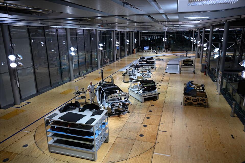 Die Gläserne Manufaktur von VW empfängt ab Donnerstag wieder Besucher zu Führungen im künftigen Innovationscampus (Archivbild). Robert Michael/dpa