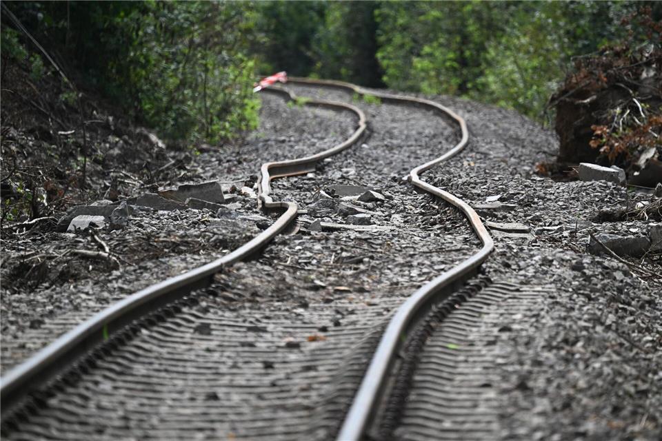 Die Gleise an der Unglücksstelle in Riedlingen mussten komplett ersetzt werden. (Archivbild)Bernd Weißbrod/dpa