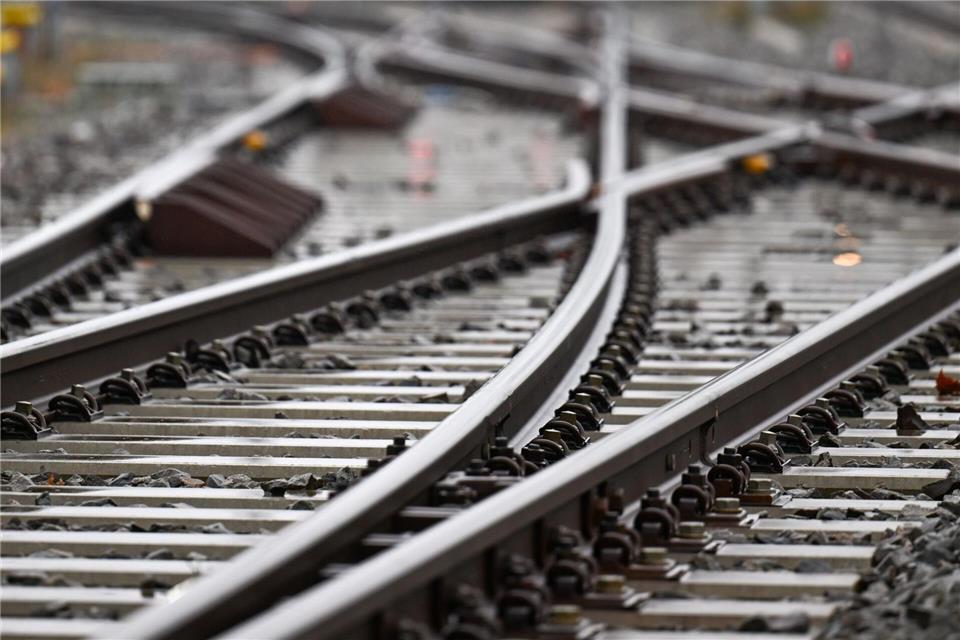 Die Gleise bleiben leer, es gibt einen Ersatzverkehr mit Bussen. Hendrik Schmidt/dpa