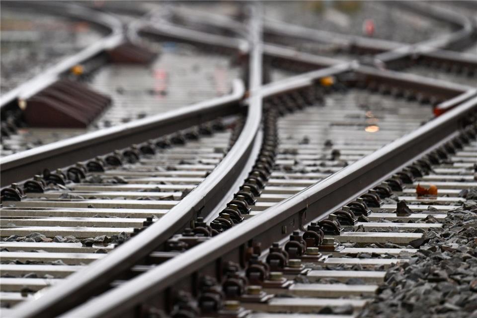 Die Gleise bleiben leer, es gibt einen Ersatzverkehr mit Bussen. (Symbolbild)Hendrik Schmidt/dpa