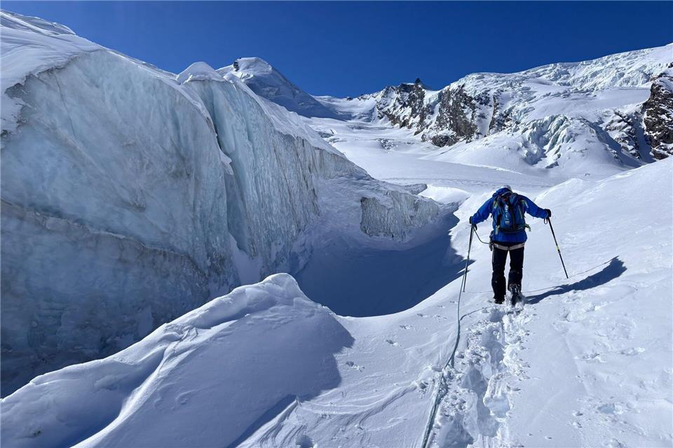 Die Gletscherwanderung führt entlang von massiven Eisblöcken: Bis aus Schnee Gletschereis wird, vergehen Jahrzehnte. Nathalie Helene Rippich/dpa-tmn