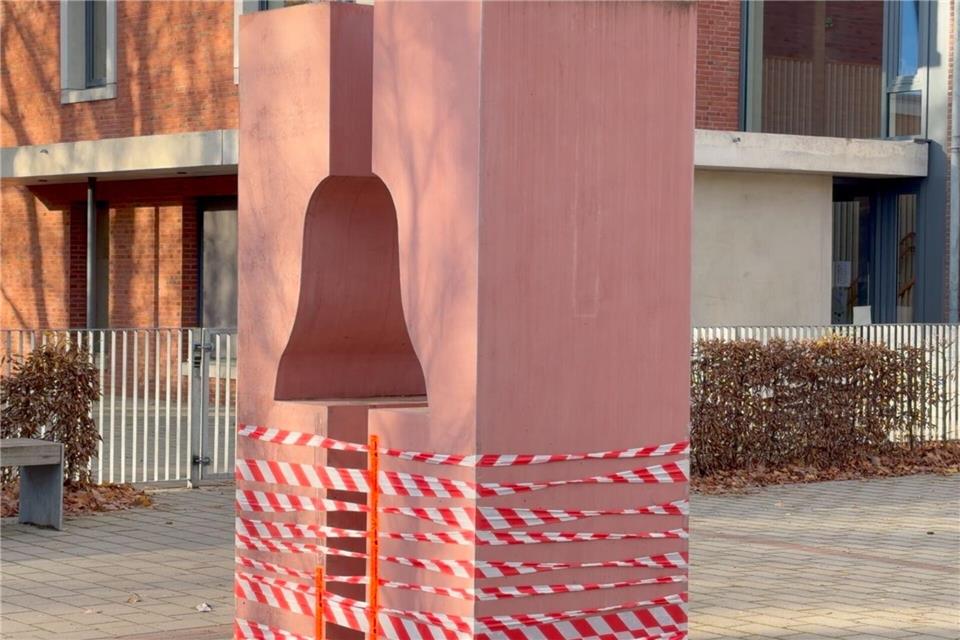 Die Glocke war ursprünglich Bestandteil eines Glockenspiels in einem Kirchturm und stand seit dem Abriss des Turms in dem steinernen Gestell.Jörn Hüneke/dpa