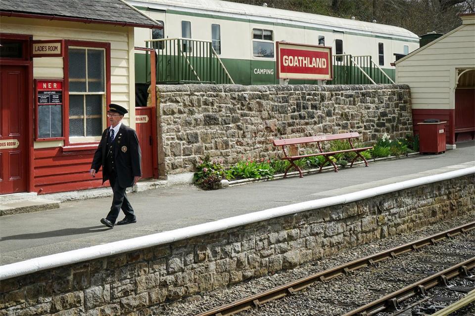 Die Goathland Station entlang der North Yorkshire Moors Railway ist Harry-Potter-Fans ein Begriff: Sie fungierte in der Verfilmung als Bahnhof Hogsmeade, wo die Schüler von Hogwarts ausstiegen.picture alliance/dpa/dpa-tmn