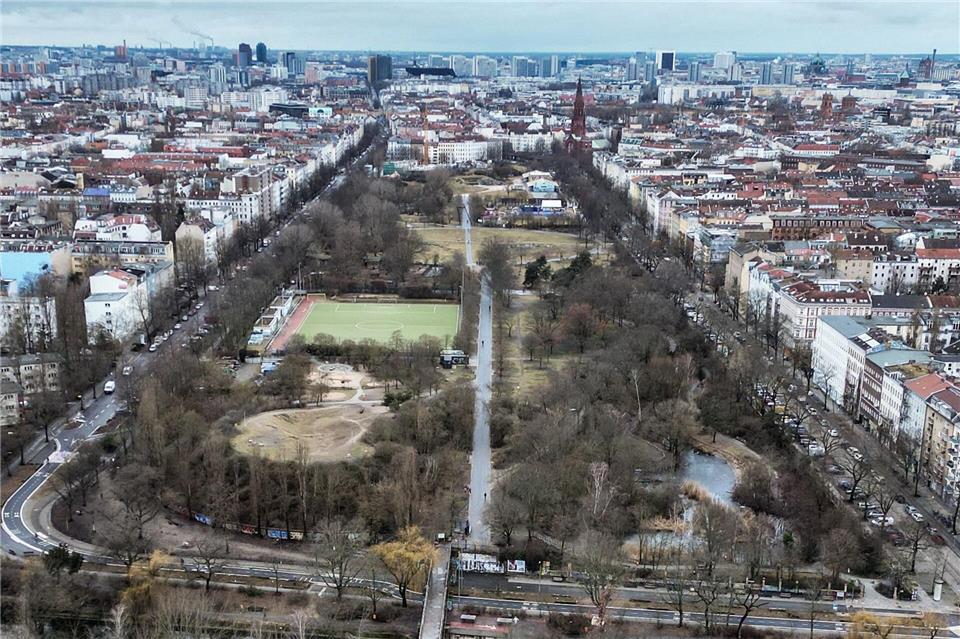 Die Görlitzer Bahnbrücken vom Görlitzer Park nach Treptow sollen nach neuen Plänen als Fuß- und Radwege erhalten bleiben. (Archivbild)Britta Pedersen/dpa