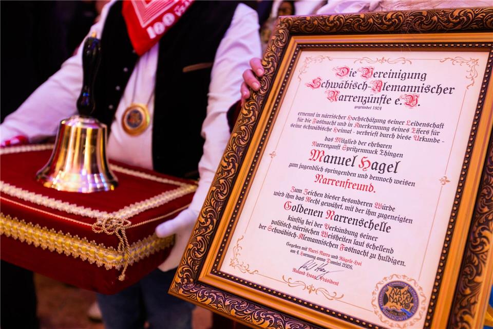 Die „Goldene Narrenschelle“ wurde dieses Jahr an Manuel Hagel verliehen.Philipp von Ditfurth/dpa