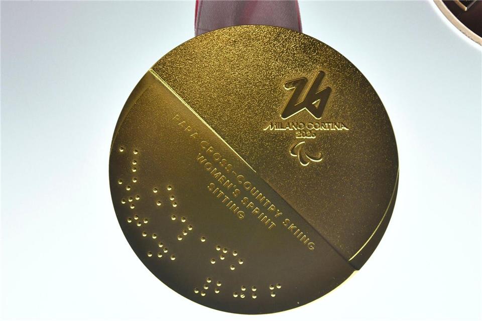 Die Goldmedaille der Winter-Paralympics 2026 von Mailand Cortina. Luigi Costantini/AP/dpa
