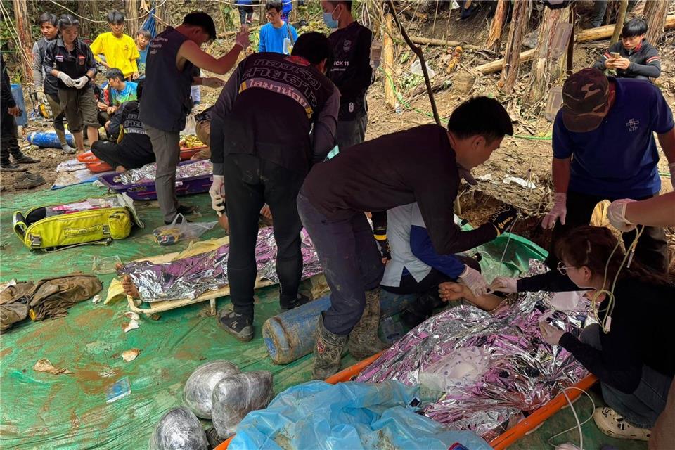 Die Goldsucher wurden auf Tragen abtransportiert.Uncredited/Association Of Volunteers For Lao People/AP/dpa