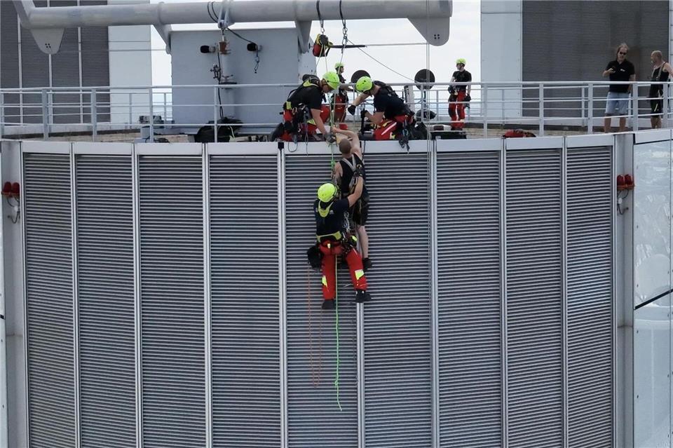 Die Gondel hing auf Höhe des 44. Stocks.---/Feuerwehr Frankfurt am Main/dpa