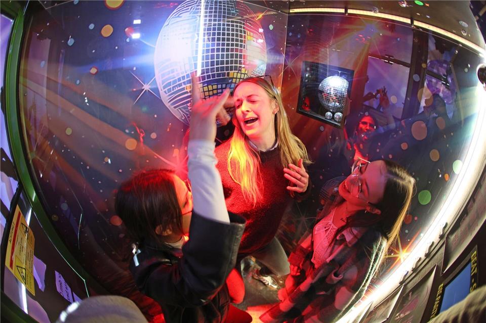 Die Gondel ist mit Musik und Lichteffekten sowie einer Kamera ausgerüstet.Matthias Bein/dpa