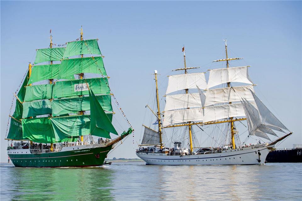 Die „Gorch Fock“ segelte der Parade entgegen.Hauke-Christian Dittrich/dpa