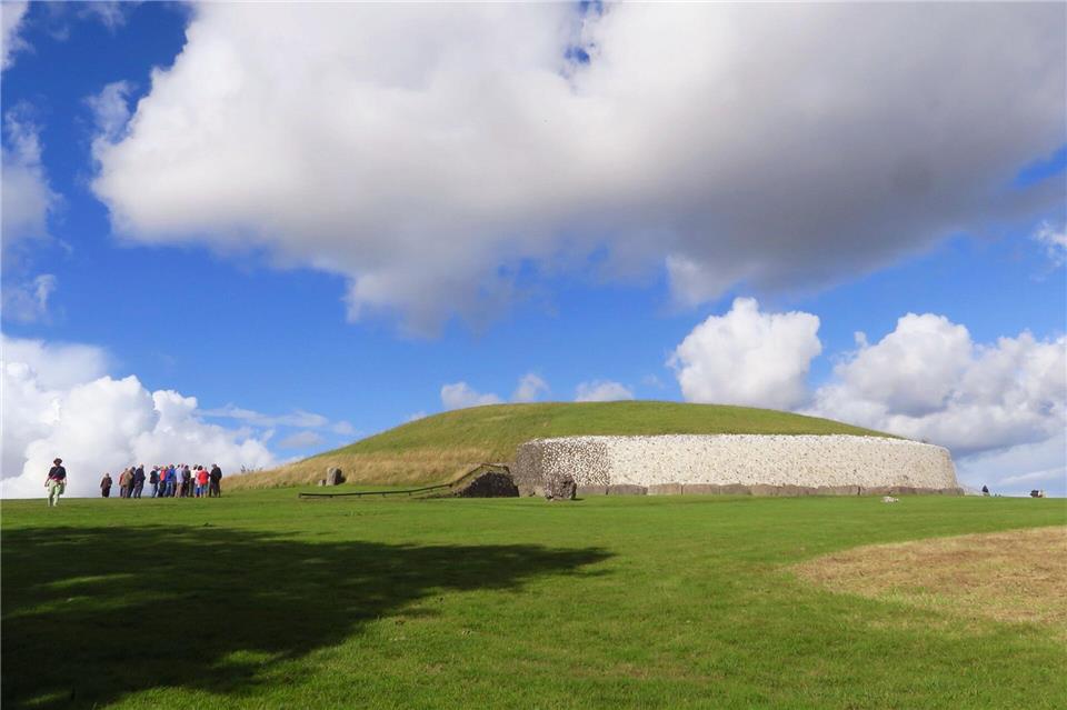 Die Grabanlage von Newgrange: Die Kammer verbirgt sich unter dem Hügel.Daniela David/dpa-tmn