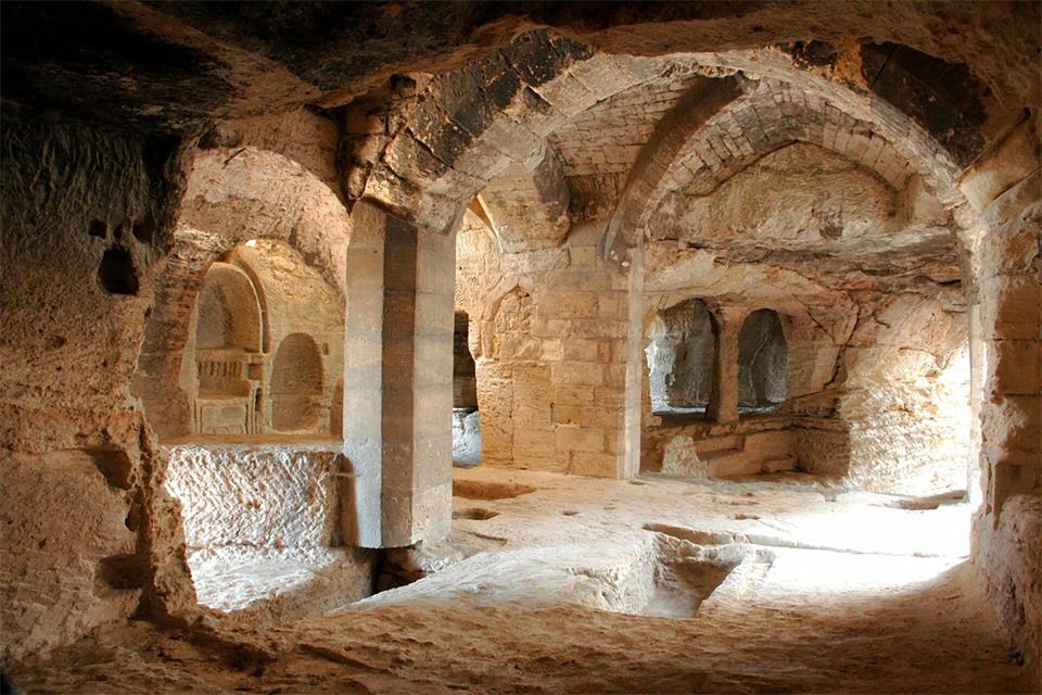 Die Grabkammern, Schlaf- und Wohnräume des Höhlenkloster Saint-Romain haben Mönche vor tausend Jahren in den weichen Kalkstein gegraben.Gard Tourisme/Office de Tourisme Beaucaire Terre d´Argence/dpa-tmn