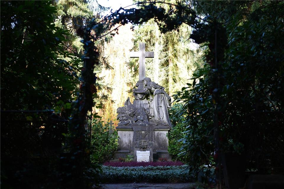 Die Grabstätte liegt idyllisch auf dem Ohlsdorfer Friedhofer, es ist der größte Parkfriedhof der Welt. (Archivbild)Marcus Brandt/dpa