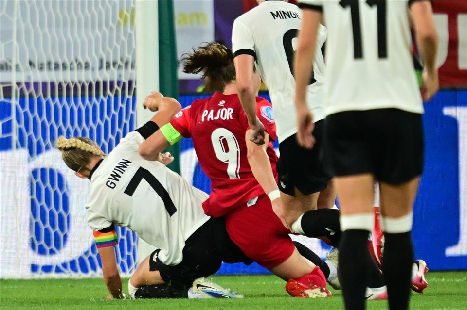 Die Grätsche ins Unglück: Gwinn im EM-Spiel gegen Polen.Sebastian Christoph Gollnow/dpa