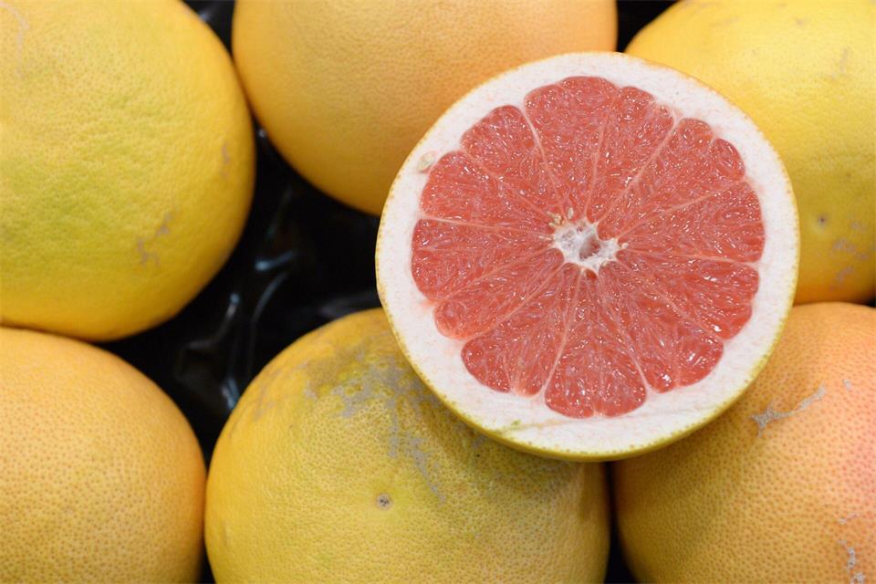 Die Grapefruit blockiert wichtige Enzyme und kann daher die Wirkung von Medikamenten beeinflussen.Andrea Warnecke/dpa-tmn